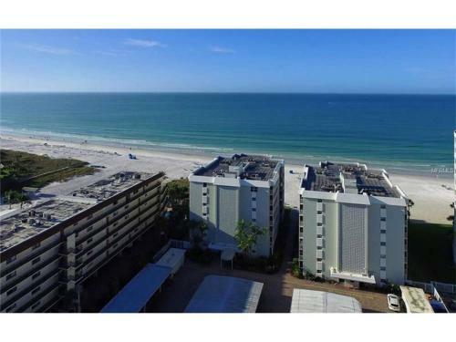 Apartamento Full Beachfront. Gulf View,sunsets,pool,chairs