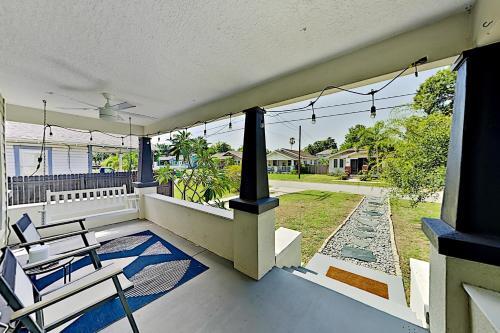 Beautiful Bungalow With Saltwater Pool & Firepit Home