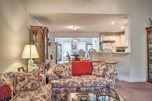 Charming Mountain Home With Deck In Blairsville!