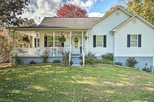 Charming Mountain Home With Deck In Blairsville!