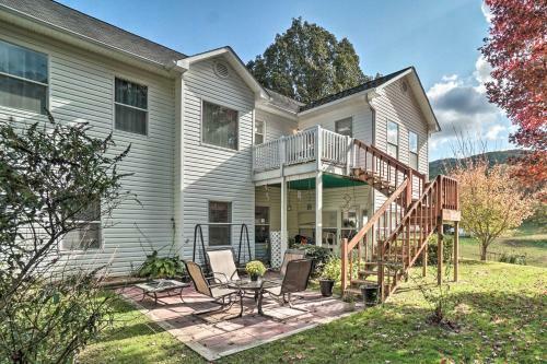 Charming Mountain Home With Deck In Blairsville!