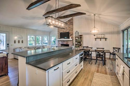 Charming Cottage With Porch, Less Than Half Mi To Beach