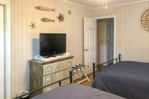 Charming Cottage With Porch, Less Than Half Mi To Beach