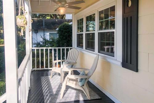 Charming Cottage With Porch, Less Than Half Mi To Beach