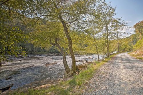 Enjoy A Retreat In The Coosawattee River Resort!