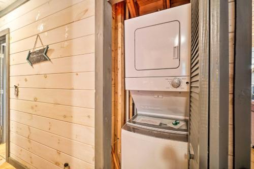 Epworth Escape With Deck, Fire Pit, Hot Tub, Views!