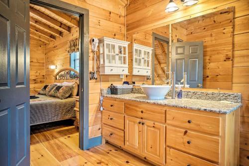 Epworth Escape With Deck, Fire Pit, Hot Tub, Views!
