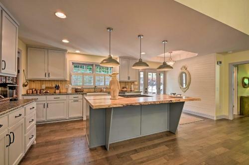 Luxury Lakefront Hiawassee Cottage With Boat Dock!