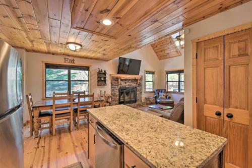 Spacious Cabin With Furnished Deck And Fire Pit!