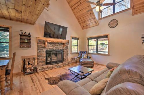 Spacious Cabin With Furnished Deck And Fire Pit!