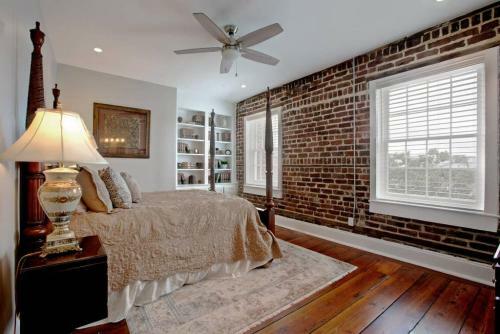 Newly Renovated 4 Bed 3 Bath And 2 Parking Spots
