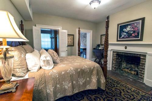 Oglethorpe Square Garden Apartment By Lucky Savannah