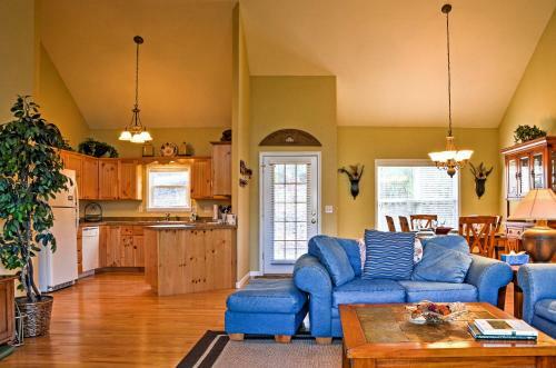 Cozy Tranquility Home With Porch And Mountain Views!