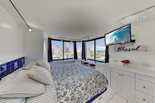 Hawaiian Monarch - Ocean-view Corner Unit With Pool Hotel Room