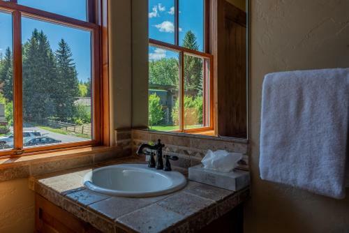 Upscale 1 Bedroom Timbers, Walk To Town