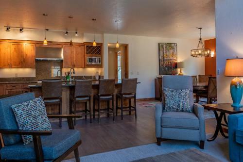 Upscale 3 Bedroom Timbers Condo, Walk To Town