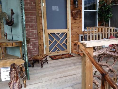 The Iris Garden Downtown Cottages And Suites