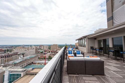 Cozysuites Modern Downtown Apartment