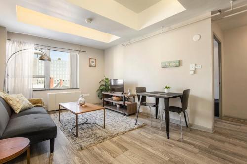 Cozysuites Apartment On 3rd Street