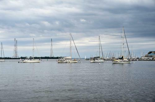 Apartamento Chic Condo With Balcony 1mi To Annapolis Harbor