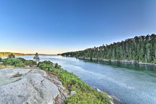 Scenic Oceanfront Cottage With Deck And Near Town
