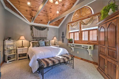 Private Family Home With Deck And Forest Views!