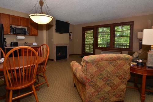 B106 - 1 Bedroom Standard View Suite At Lakefront Hotel