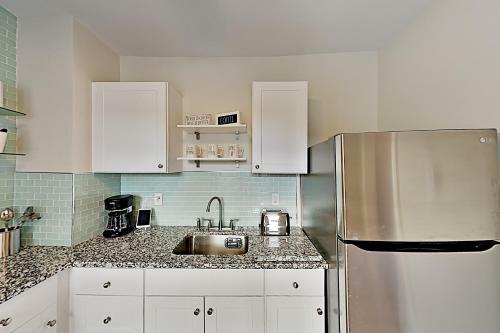 New Downtown Hideaway - 2 Blocks To Beach & Bay Home