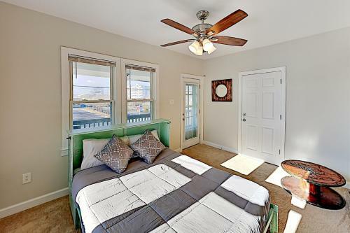 New Downtown Hideaway - 2 Blocks To Beach & Bay Home