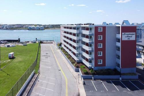 Stylish 2 Br, Ocean, Bay, Sunset Views, Pool, Near Beach