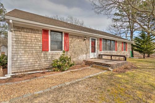 Quiet Cottage With Deck - 4mi To Beach And Shops!