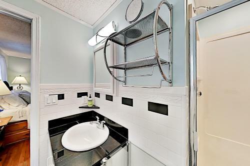 Island Breeze - Walk To The Beach & Downtown Home