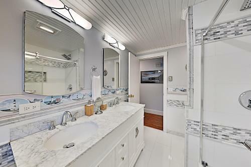 Island Breeze - Walk To The Beach & Downtown Home