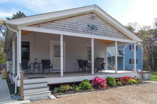 Island Breeze - Walk To The Beach & Downtown Home