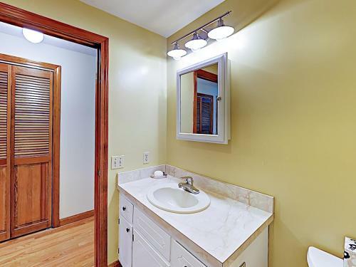 New Listing! Sunny Gem With Big Deck, Walk To Lakes Home