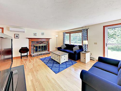 New Listing! Sunny Gem With Big Deck, Walk To Lakes Home