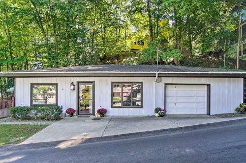 Pet-friendly Cottage Less Than 1 Mile From Oval Beach!