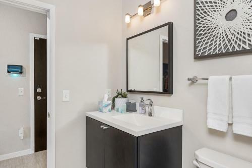 Beautiful & Modern Apartment - Walk To Uptown!