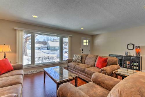Rochester Home With Deck, 5 Min To Mayo Clinic!