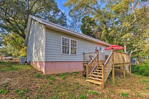 Charming Coastal Cottage Walk To Beach And Downtown!