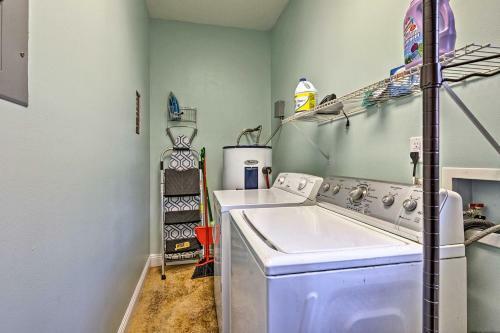 Charming Coastal Cottage Walk To Beach And Downtown!