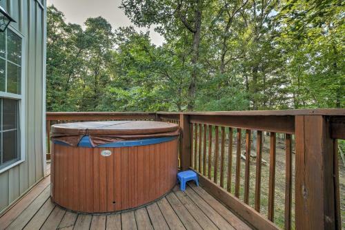 Lakefront Blue Eye Cottage With Hot Tub And Fire Pit!