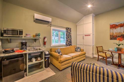 Downtown Branson Cottage With Pool Access!