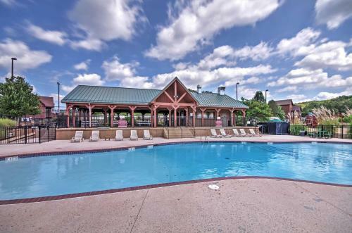 Branson Little Cedar Resort-style Cabin With Porch!
