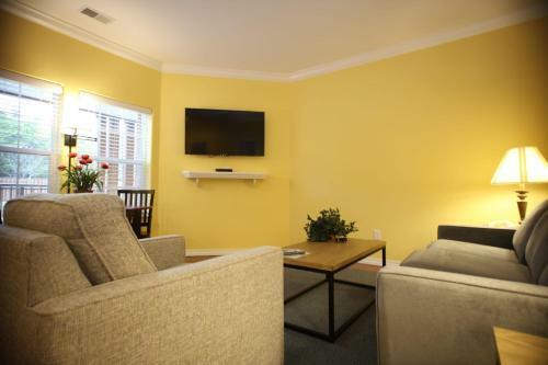 Modern Condo Right By Entertainment District 1br Standard