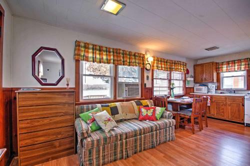Cozy Camdenton Cottage With Deck And Boat Dock Access!