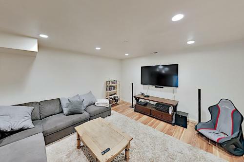 Immaculate Forest Home With Hot Tub - No Pets Home
