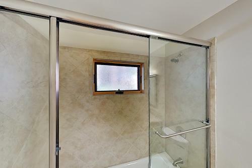 Immaculate Forest Home With Hot Tub - No Pets Home