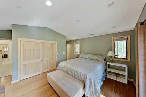 Immaculate Forest Home With Hot Tub - No Pets Home