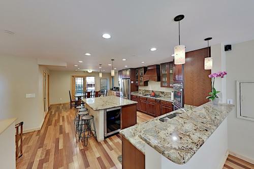 Immaculate Forest Home With Hot Tub - No Pets Home
